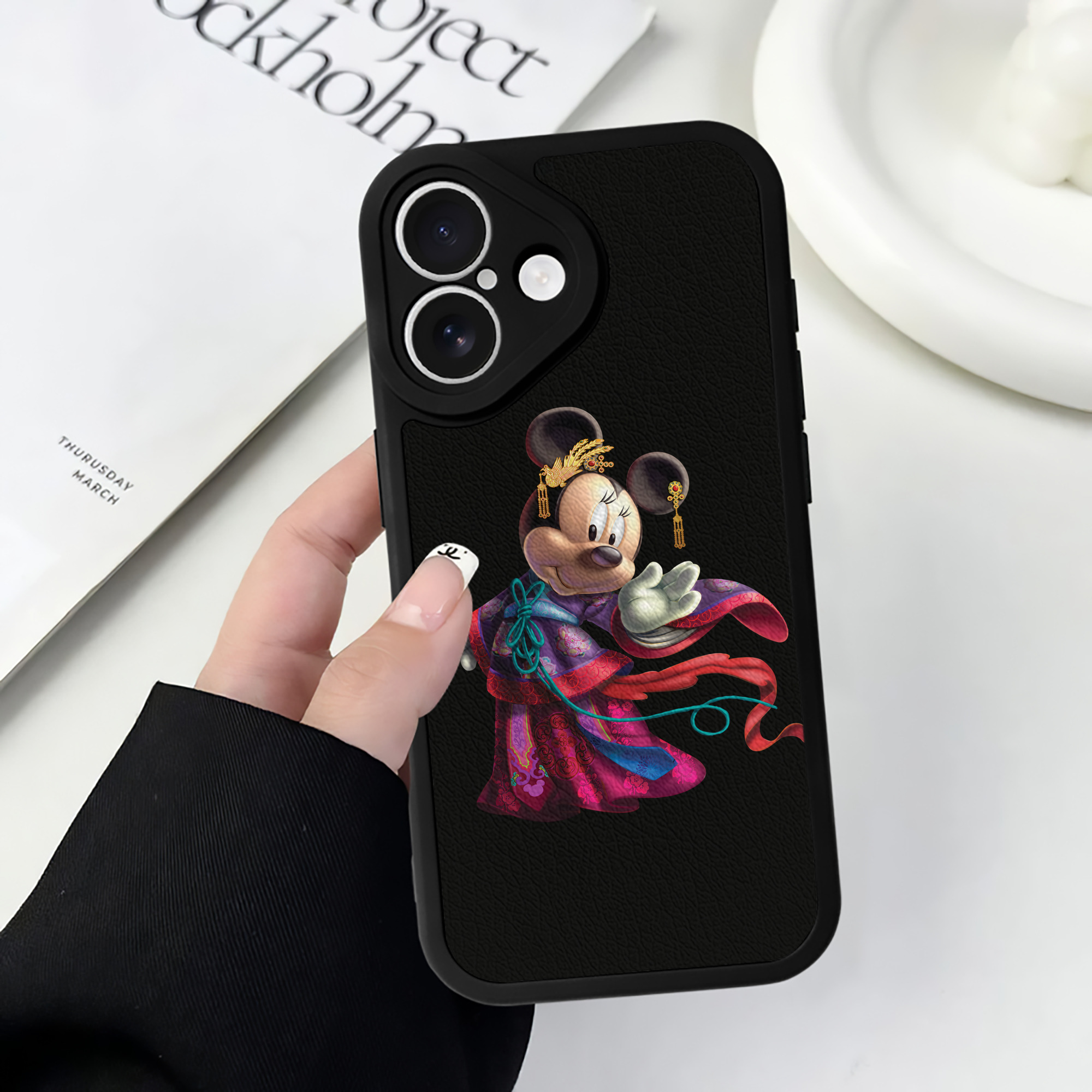 （画像用） ミッキーマウス Mickey Mouse 【iPhone 16シリーズ対応】シリコンスマホケース（レザー調） 材質：シリコン